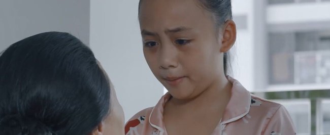 Bé gái Hoa Hồng Trên Ngực Trái thổn thức: "Con sắp chết mà bố mẹ còn đòi bỏ nhau!" Bé gái Hoa Hồng Trên Ngực Trái thổn thức: "Con sắp chết mà bố mẹ còn đòi bỏ nhau!"