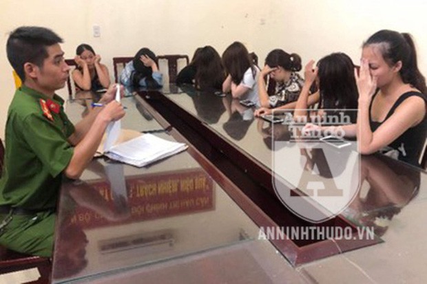 Đột kích cơ sở massage có 'chân dài' tắm chung với khách giá bạc triệu Đột kích cơ sở massage có 'chân dài' tắm chung với khách giá bạc triệu