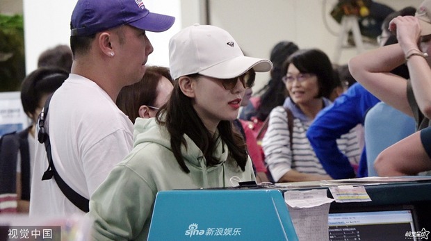 Lần đầu xuất hiện sau 5 tháng sinh con, Lưu Thi Thi chưa lấy lại vóc dáng nhưng vẫn xinh đẹp rạng ngời - 2 Lần đầu xuất hiện sau 5 tháng sinh con, Lưu Thi Thi chưa lấy lại vóc dáng nhưng vẫn xinh đẹp rạng ngời - 2
