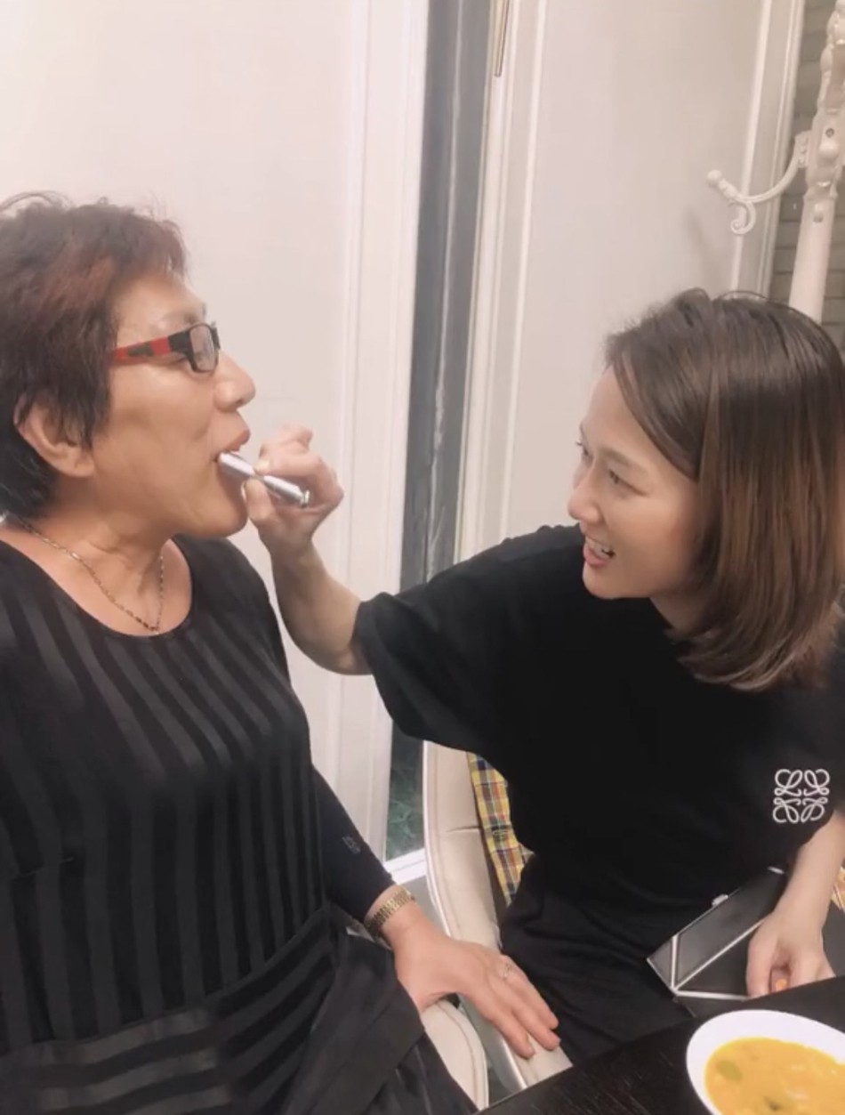 Cô gái giàu tình nghĩa nhất Cbiz: Trần Kiều Ân luôn coi bố mẹ Kiều Nhậm Lương như bố mẹ ruột của mình - 2 Cô gái giàu tình nghĩa nhất Cbiz: Trần Kiều Ân luôn coi bố mẹ Kiều Nhậm Lương như bố mẹ ruột của mình - 2