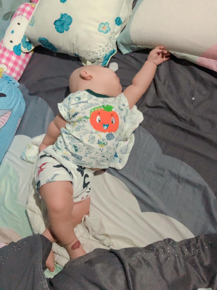 Khoe bộ sưu tập dáng ngủ mà như múa của con trai, mẹ trẻ nhận về bão like từ cộng đồng mạng - 1 Khoe bộ sưu tập dáng ngủ mà như múa của con trai, mẹ trẻ nhận về bão like từ cộng đồng mạng - 1