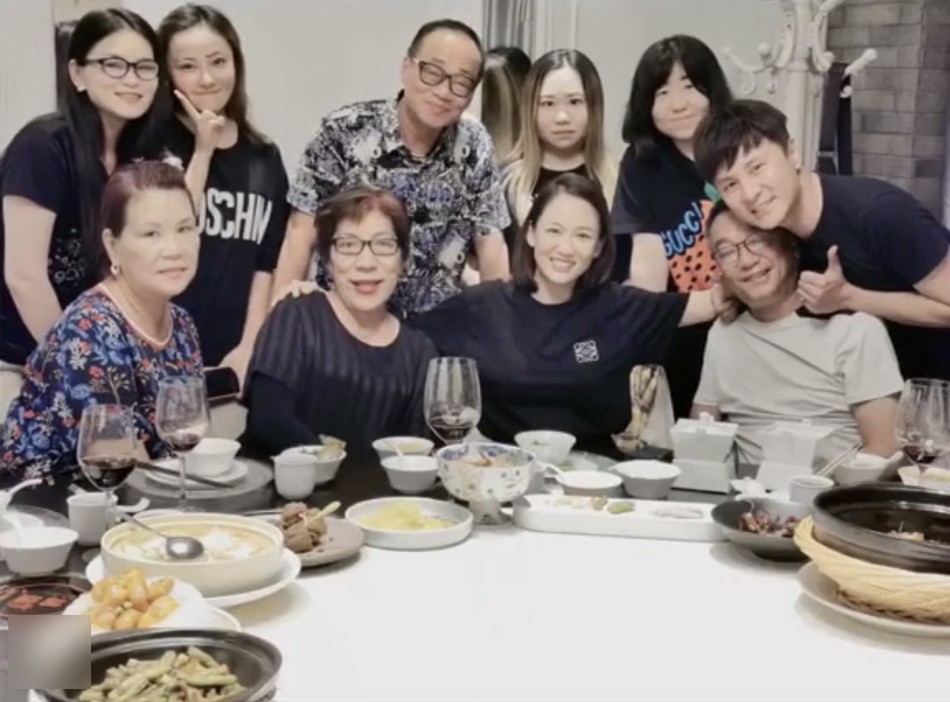 Cô gái giàu tình nghĩa nhất Cbiz: Trần Kiều Ân luôn coi bố mẹ Kiều Nhậm Lương như bố mẹ ruột của mình - 1 Cô gái giàu tình nghĩa nhất Cbiz: Trần Kiều Ân luôn coi bố mẹ Kiều Nhậm Lương như bố mẹ ruột của mình - 1