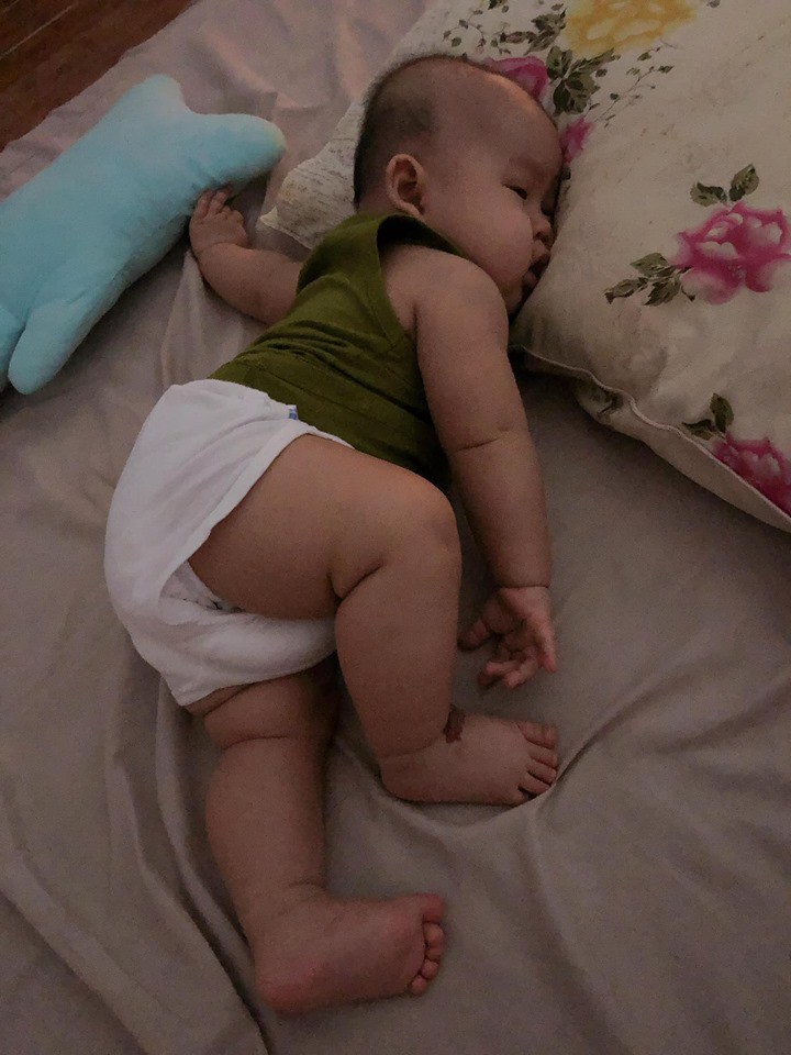 Khoe bộ sưu tập dáng ngủ mà như múa của con trai, mẹ trẻ nhận về bão like từ cộng đồng mạng - 3 Khoe bộ sưu tập dáng ngủ mà như múa của con trai, mẹ trẻ nhận về bão like từ cộng đồng mạng - 3