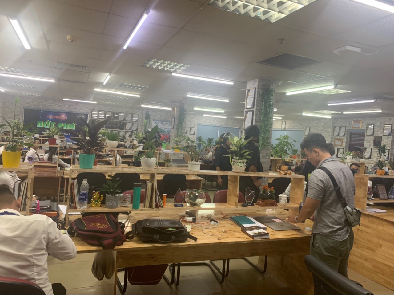 Hình ảnh khám xét tại trụ sở Công ty địa ốc Alibaba - 6 Hình ảnh khám xét tại trụ sở Công ty địa ốc Alibaba - 6
