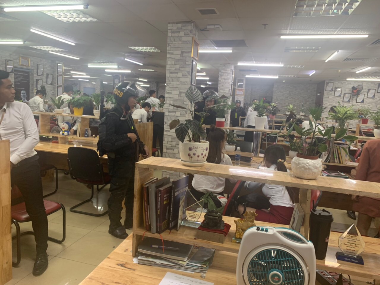 Hình ảnh khám xét tại trụ sở Công ty địa ốc Alibaba - 14 Hình ảnh khám xét tại trụ sở Công ty địa ốc Alibaba - 14