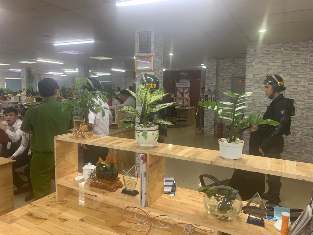 Hình ảnh khám xét tại trụ sở Công ty địa ốc Alibaba - 13 Hình ảnh khám xét tại trụ sở Công ty địa ốc Alibaba - 13