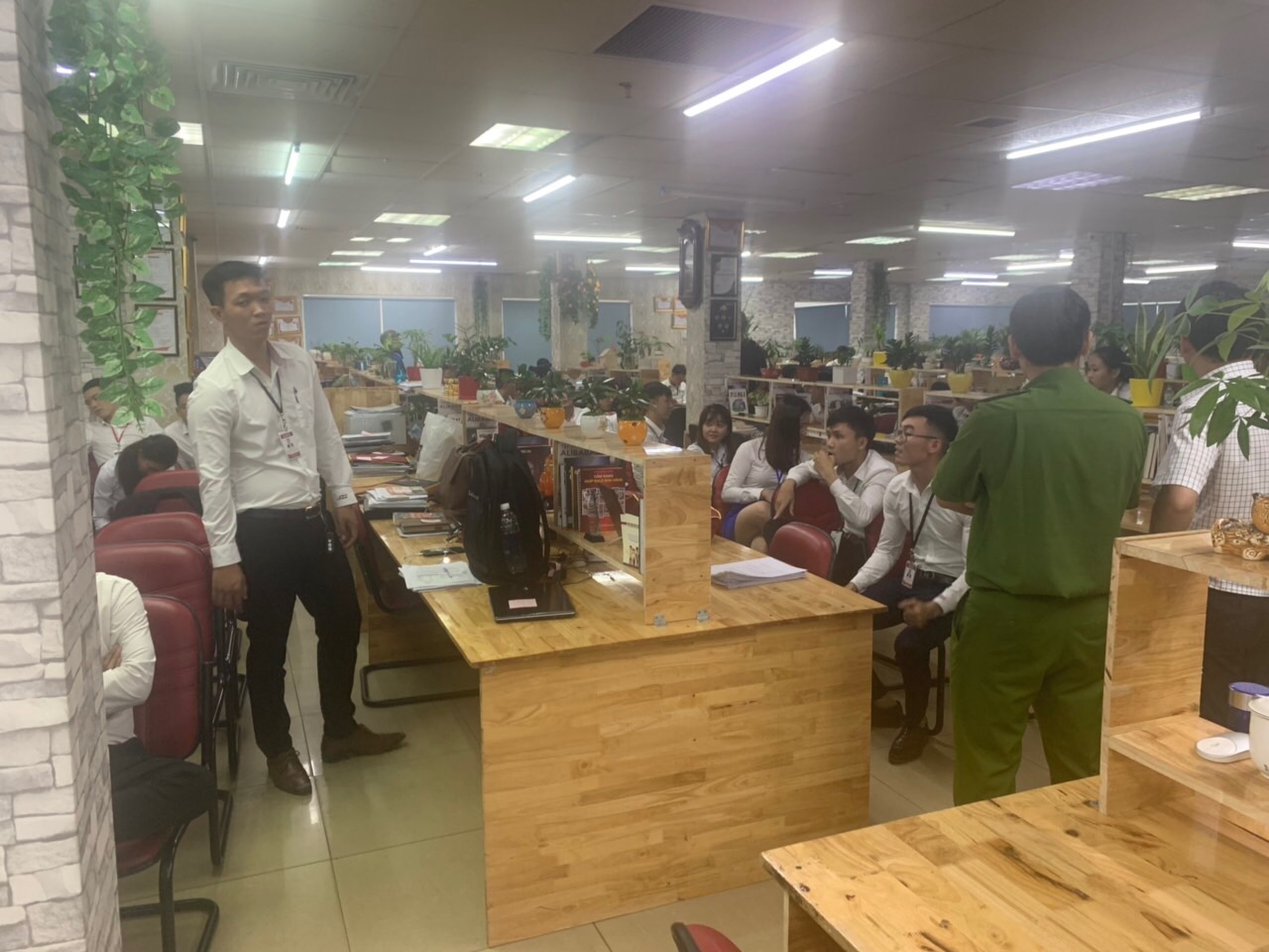 Hình ảnh khám xét tại trụ sở Công ty địa ốc Alibaba - 7 Hình ảnh khám xét tại trụ sở Công ty địa ốc Alibaba - 7