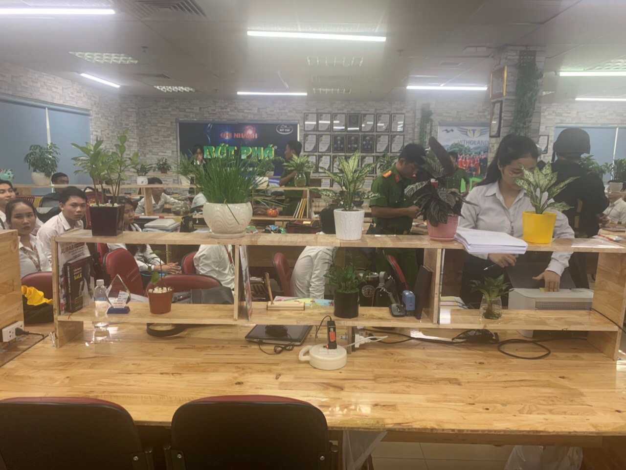 Hình ảnh khám xét tại trụ sở Công ty địa ốc Alibaba - 10 Hình ảnh khám xét tại trụ sở Công ty địa ốc Alibaba - 10