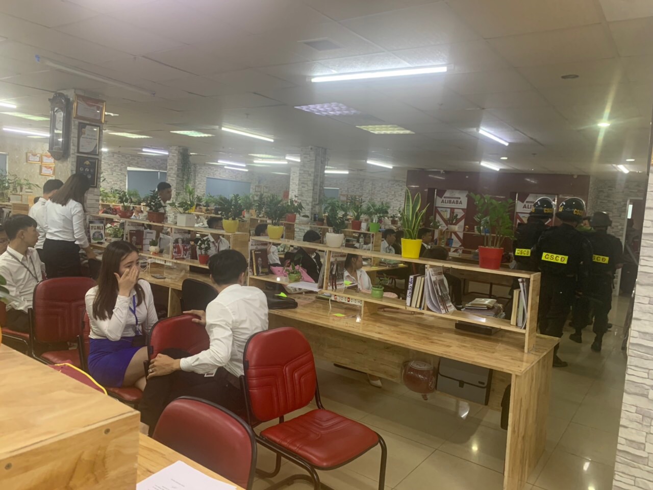 Hình ảnh khám xét tại trụ sở Công ty địa ốc Alibaba - 11 Hình ảnh khám xét tại trụ sở Công ty địa ốc Alibaba - 11