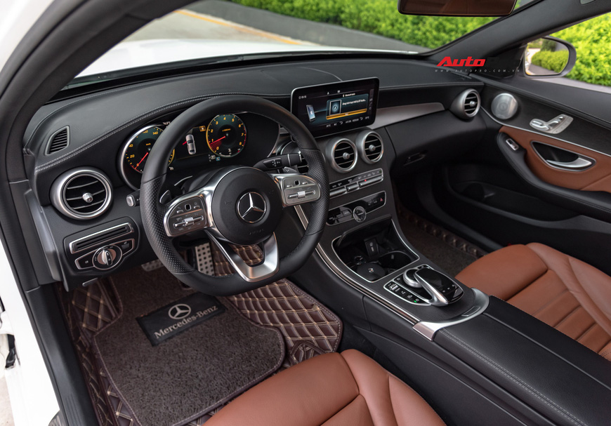 Đại gia Quảng Ninh bán Mercedes-Benz C300 AMG 2019 chỉ sau 6 tháng đăng kí với giá bất ngờ - 8 Đại gia Quảng Ninh bán Mercedes-Benz C300 AMG 2019 chỉ sau 6 tháng đăng kí với giá bất ngờ - 8