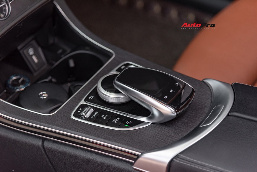 Đại gia Quảng Ninh bán Mercedes-Benz C300 AMG 2019 chỉ sau 6 tháng đăng kí với giá bất ngờ - 9 Đại gia Quảng Ninh bán Mercedes-Benz C300 AMG 2019 chỉ sau 6 tháng đăng kí với giá bất ngờ - 9