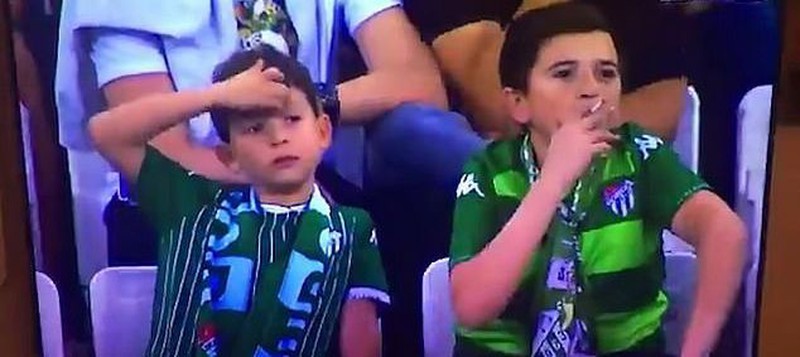 Nhức mắt 'cậu bé' phì phèo điếu thuốc trên khán đài, 'lộ' sự thật bất ngờ... - 1 Nhức mắt 'cậu bé' phì phèo điếu thuốc trên khán đài, 'lộ' sự thật bất ngờ... - 1
