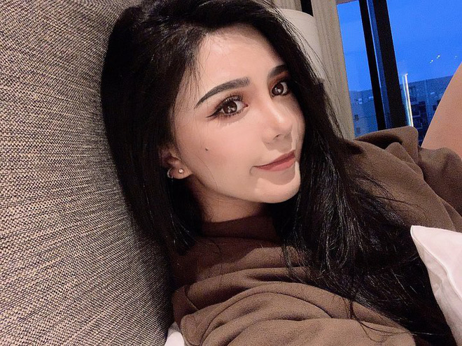 Hot girl đình đám gặp sự cố khi livestream, để lộ nhan sắc thật khiến các chàng trai 'đứng hình' - 6 Hot girl đình đám gặp sự cố khi livestream, để lộ nhan sắc thật khiến các chàng trai 'đứng hình' - 6