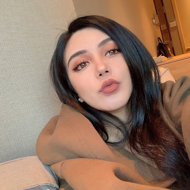Hot girl đình đám gặp sự cố khi livestream, để lộ nhan sắc thật khiến các chàng trai 'đứng hình' - 1 Hot girl đình đám gặp sự cố khi livestream, để lộ nhan sắc thật khiến các chàng trai 'đứng hình' - 1