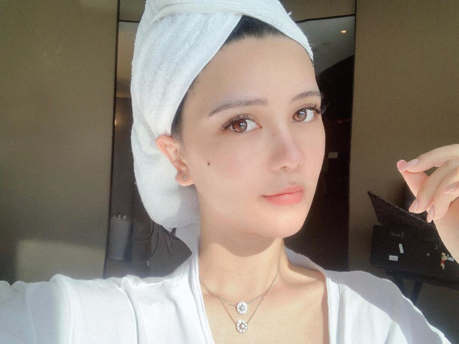 Hot girl đình đám gặp sự cố khi livestream, để lộ nhan sắc thật khiến các chàng trai 'đứng hình' - 9 Hot girl đình đám gặp sự cố khi livestream, để lộ nhan sắc thật khiến các chàng trai 'đứng hình' - 9