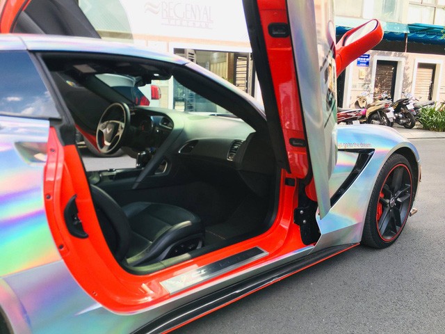 3 năm tuổi, Chevrolet Corvette '7 sắc cầu vồng' bán lại ngang giá Mercedes-Benz S-Class 2019 mua mới - 2 3 năm tuổi, Chevrolet Corvette '7 sắc cầu vồng' bán lại ngang giá Mercedes-Benz S-Class 2019 mua mới - 2