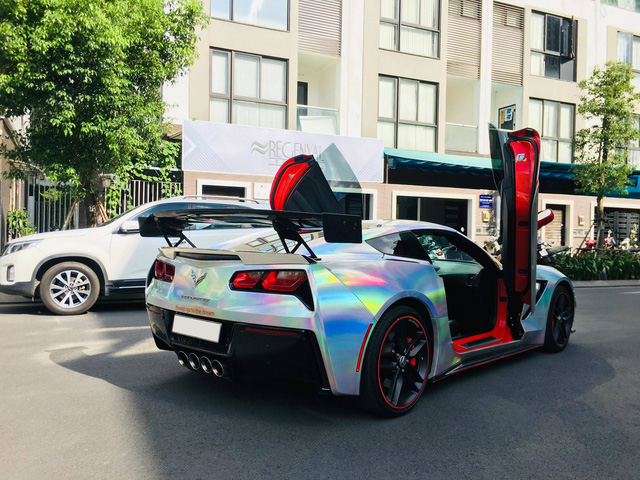 3 năm tuổi, Chevrolet Corvette '7 sắc cầu vồng' bán lại ngang giá Mercedes-Benz S-Class 2019 mua mới - 1 3 năm tuổi, Chevrolet Corvette '7 sắc cầu vồng' bán lại ngang giá Mercedes-Benz S-Class 2019 mua mới - 1