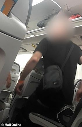 Người đàn ông dọa cắt cổ tiếp viên trên máy bay trong lúc tức giận - 1 Người đàn ông dọa cắt cổ tiếp viên trên máy bay trong lúc tức giận - 1