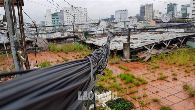 Cận cảnh những hộ dân 'sống trong nguy hiểm' giữa trung tâm Sài Gòn - 11 Cận cảnh những hộ dân 'sống trong nguy hiểm' giữa trung tâm Sài Gòn - 11