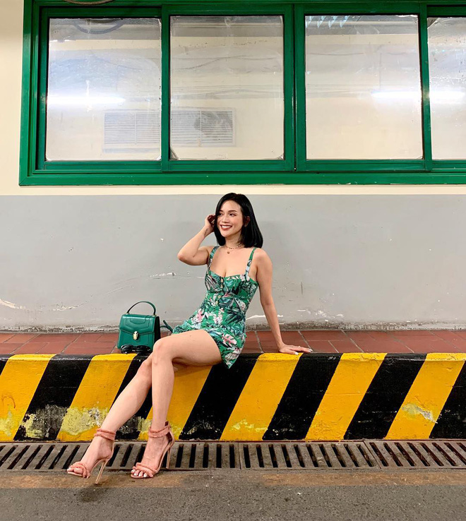 Thời trang của Sĩ Thanh: thừa lòe loẹt và hở hang nhưng lại thiếu hoàn toàn sự tinh tế - 9 Thời trang của Sĩ Thanh: thừa lòe loẹt và hở hang nhưng lại thiếu hoàn toàn sự tinh tế - 9
