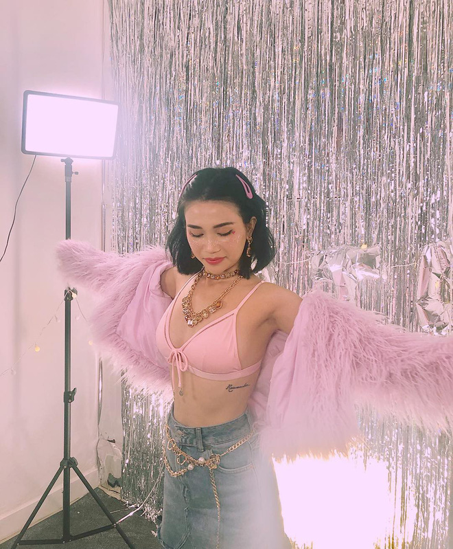 Thời trang của Sĩ Thanh: thừa lòe loẹt và hở hang nhưng lại thiếu hoàn toàn sự tinh tế - 8 Thời trang của Sĩ Thanh: thừa lòe loẹt và hở hang nhưng lại thiếu hoàn toàn sự tinh tế - 8