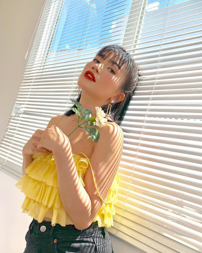 Thời trang của Sĩ Thanh: thừa lòe loẹt và hở hang nhưng lại thiếu hoàn toàn sự tinh tế Thời trang của Sĩ Thanh: thừa lòe loẹt và hở hang nhưng lại thiếu hoàn toàn sự tinh tế