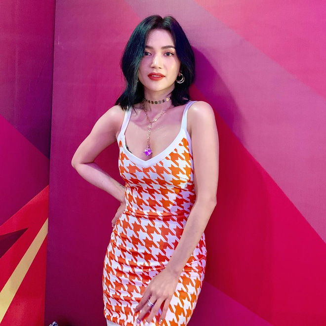 Thời trang của Sĩ Thanh: thừa lòe loẹt và hở hang nhưng lại thiếu hoàn toàn sự tinh tế - 4 Thời trang của Sĩ Thanh: thừa lòe loẹt và hở hang nhưng lại thiếu hoàn toàn sự tinh tế - 4