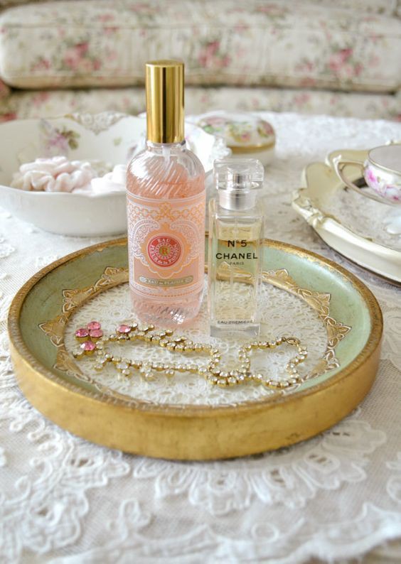 Cùng dùng nước hoa, người thơm tho thanh lịch, kẻ 'nồng nặc' kém duyên bởi chưa biết những bí quyết này Cùng dùng nước hoa, người thơm tho thanh lịch, kẻ 'nồng nặc' kém duyên bởi chưa biết những bí quyết này