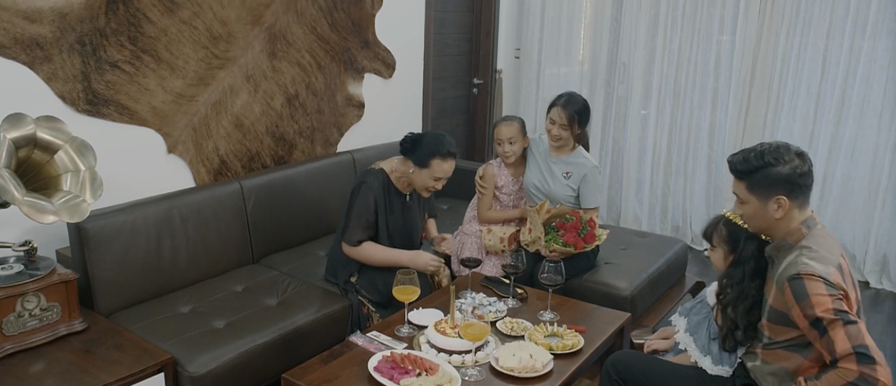 Hoa hồng trên ngực trái: Trà học tập Nhã 'Về nhà đi con' phá tiệc sinh nhật của Khuê nhưng vẫn nhận cái kết phũ Hoa hồng trên ngực trái: Trà học tập Nhã 'Về nhà đi con' phá tiệc sinh nhật của Khuê nhưng vẫn nhận cái kết phũ