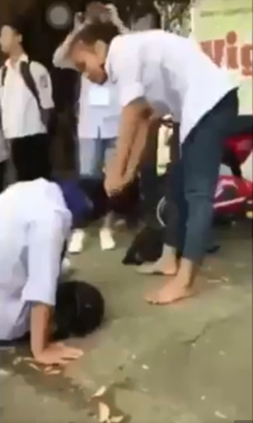 Nữ sinh túm tóc, đạp vào mặt bạn ngay bên đường kèm lời quát tháo: 'Mở miệng ra xin lỗi tao, nhanh' - 1 Nữ sinh túm tóc, đạp vào mặt bạn ngay bên đường kèm lời quát tháo: 'Mở miệng ra xin lỗi tao, nhanh' - 1