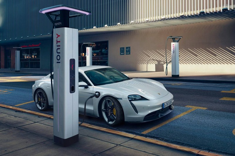 Porsche Taycan thể hiện khả năng sạc pin ấn tượng ngay sau khi ra mắt Porsche Taycan thể hiện khả năng sạc pin ấn tượng ngay sau khi ra mắt