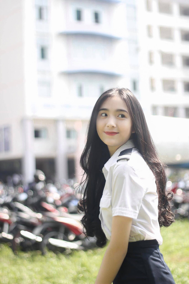 Chụp vội vài tấm lúc ra chơi, nữ sinh Học viện Hàng không gây xôn xao bởi vẻ ngoài cực kỳ trong trẻo, xem đến tấm ảnh học Quân sự càng xuất sắc hơn - 2 Chụp vội vài tấm lúc ra chơi, nữ sinh Học viện Hàng không gây xôn xao bởi vẻ ngoài cực kỳ trong trẻo, xem đến tấm ảnh học Quân sự càng xuất sắc hơn - 2