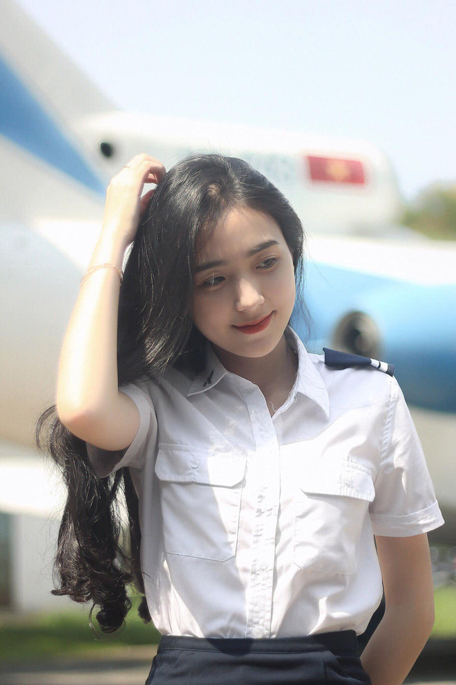 Chụp vội vài tấm lúc ra chơi, nữ sinh Học viện Hàng không gây xôn xao bởi vẻ ngoài cực kỳ trong trẻo, xem đến tấm ảnh học Quân sự càng xuất sắc hơn - 1 Chụp vội vài tấm lúc ra chơi, nữ sinh Học viện Hàng không gây xôn xao bởi vẻ ngoài cực kỳ trong trẻo, xem đến tấm ảnh học Quân sự càng xuất sắc hơn - 1