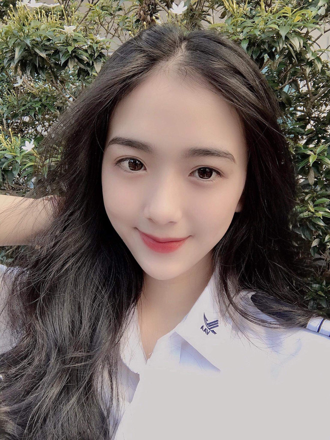 Chụp vội vài tấm lúc ra chơi, nữ sinh Học viện Hàng không gây xôn xao bởi vẻ ngoài cực kỳ trong trẻo, xem đến tấm ảnh học Quân sự càng xuất sắc hơn - 8 Chụp vội vài tấm lúc ra chơi, nữ sinh Học viện Hàng không gây xôn xao bởi vẻ ngoài cực kỳ trong trẻo, xem đến tấm ảnh học Quân sự càng xuất sắc hơn - 8