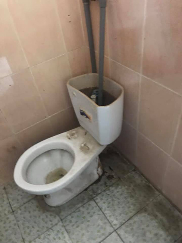 Xôn xao thông tin phụ huynh tố trường tiểu học lạm thu đầu năm, trong khi cơ sở xuống cấp trầm trọng - 3 Xôn xao thông tin phụ huynh tố trường tiểu học lạm thu đầu năm, trong khi cơ sở xuống cấp trầm trọng - 3