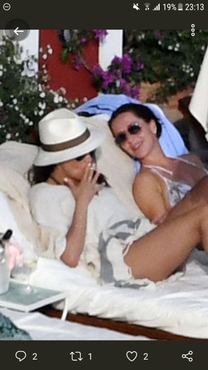 Meghan Markle lại để con ở nhà một mình, bay đến nước Ý dự đám cưới bạn thân và lộ ảnh quá khứ phì phèo điếu thuốc tại đây - 6 Meghan Markle lại để con ở nhà một mình, bay đến nước Ý dự đám cưới bạn thân và lộ ảnh quá khứ phì phèo điếu thuốc tại đây - 6