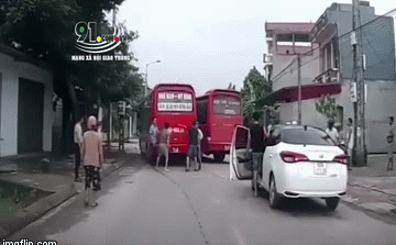 Clip: Tài xế cùng phụ xe của 2 xe khách lao vào cuộc 'hỗn chiến' giữa đường Clip: Tài xế cùng phụ xe của 2 xe khách lao vào cuộc 'hỗn chiến' giữa đường