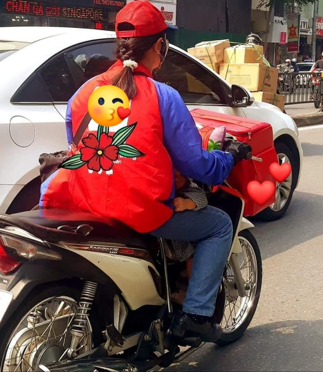 Giữa trưa nắng, nữ shipper kẹp đứa bé trước bụng khiến người phụ nữ đuổi theo bằng được - 1 Giữa trưa nắng, nữ shipper kẹp đứa bé trước bụng khiến người phụ nữ đuổi theo bằng được - 1