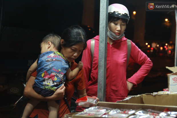 Một tuần sau Rằm tháng 8, người Hà Nội vẫn đội mưa mua bánh trung thu đại hạ giá - 13 Một tuần sau Rằm tháng 8, người Hà Nội vẫn đội mưa mua bánh trung thu đại hạ giá - 13