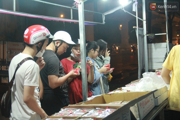 Một tuần sau Rằm tháng 8, người Hà Nội vẫn đội mưa mua bánh trung thu đại hạ giá - 10 Một tuần sau Rằm tháng 8, người Hà Nội vẫn đội mưa mua bánh trung thu đại hạ giá - 10