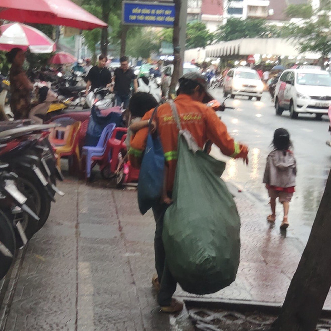 Hành động của 3 bố con lượm ve chai giữa phố Sài Gòn khiến 1 người Malaysia xúc động và ấn tượng - 2 Hành động của 3 bố con lượm ve chai giữa phố Sài Gòn khiến 1 người Malaysia xúc động và ấn tượng - 2