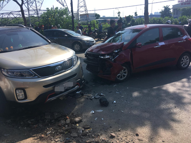 Hiện trường vụ tai nạn khiến phố Hà Nội xôn xao chiều Chủ Nhật Hiện trường vụ tai nạn khiến phố Hà Nội xôn xao chiều Chủ Nhật