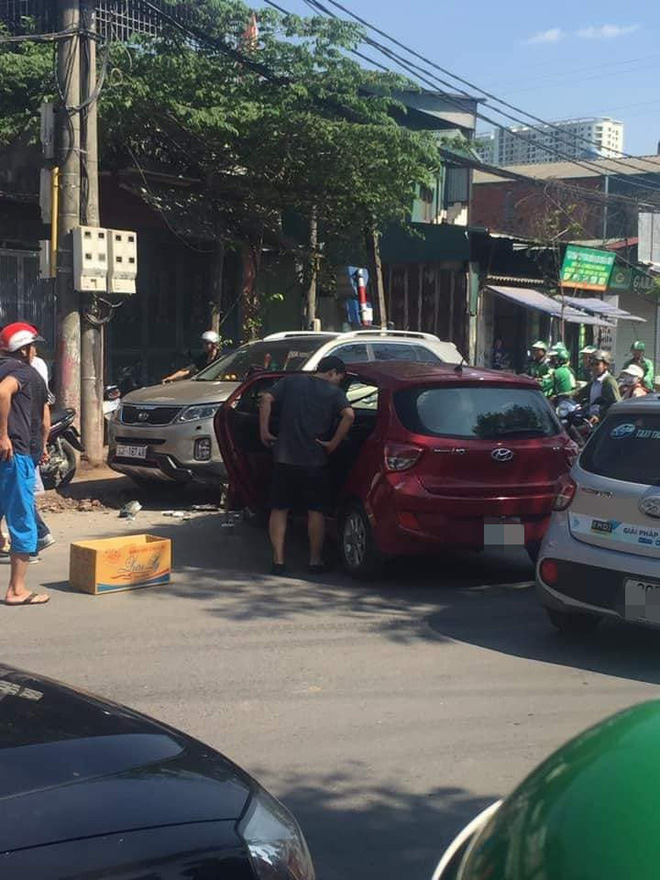 Hiện trường vụ tai nạn khiến phố Hà Nội xôn xao chiều Chủ Nhật - 1 Hiện trường vụ tai nạn khiến phố Hà Nội xôn xao chiều Chủ Nhật - 1