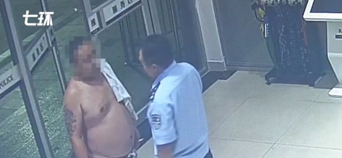 Người đàn ông nửa đêm xông vào đồn cảnh sát nói muốn vào tù với lý do bất ngờ - 1 Người đàn ông nửa đêm xông vào đồn cảnh sát nói muốn vào tù với lý do bất ngờ - 1