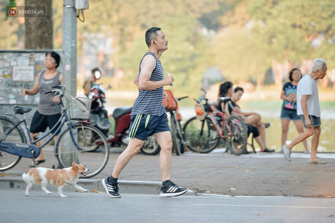 Chùm ảnh: Ngày cuối tuần, nhiều người dân Hà Nội đổ ra đường để hít hà tiết trời trong trẻo của mùa Thu - 10 Chùm ảnh: Ngày cuối tuần, nhiều người dân Hà Nội đổ ra đường để hít hà tiết trời trong trẻo của mùa Thu - 10
