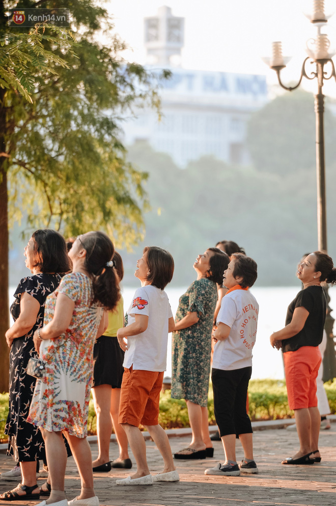 Chùm ảnh: Ngày cuối tuần, nhiều người dân Hà Nội đổ ra đường để hít hà tiết trời trong trẻo của mùa Thu - 7 Chùm ảnh: Ngày cuối tuần, nhiều người dân Hà Nội đổ ra đường để hít hà tiết trời trong trẻo của mùa Thu - 7