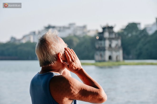 Chùm ảnh: Ngày cuối tuần, nhiều người dân Hà Nội đổ ra đường để hít hà tiết trời trong trẻo của mùa Thu - 6 Chùm ảnh: Ngày cuối tuần, nhiều người dân Hà Nội đổ ra đường để hít hà tiết trời trong trẻo của mùa Thu - 6