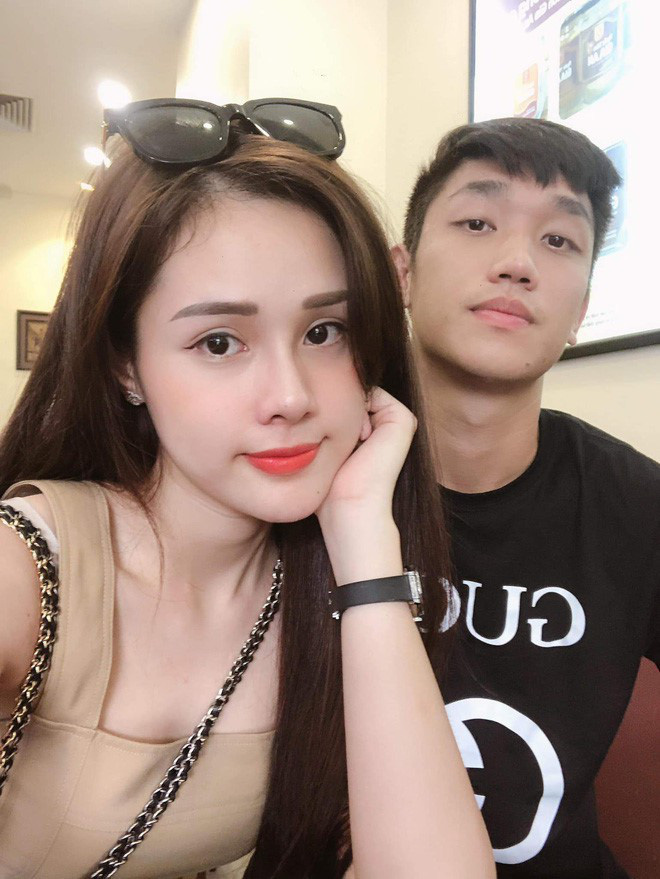 Yêu đương kiểu cầu thủ: Chưa công khai đã có tin đồn 'đường ai nấy đi', drama nhất là tin Văn Đức bỏ Ngọc Nữ theo bạn cùng quê - 12 Yêu đương kiểu cầu thủ: Chưa công khai đã có tin đồn 'đường ai nấy đi', drama nhất là tin Văn Đức bỏ Ngọc Nữ theo bạn cùng quê - 12