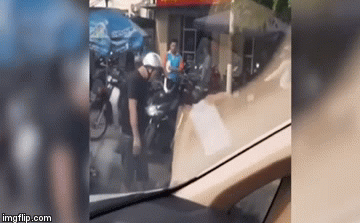 Sau va chạm, 2 người đàn ông đi xe máy lao tới tận cửa ô tô rồi đánh tài xế không phản kháng nổi Sau va chạm, 2 người đàn ông đi xe máy lao tới tận cửa ô tô rồi đánh tài xế không phản kháng nổi