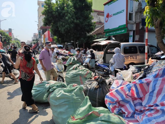 Hà Nội: Cháy chợ Tó ở Đông Anh, hàng trăm tiểu thương hoảng loạn sơ tán của cải - 2 Hà Nội: Cháy chợ Tó ở Đông Anh, hàng trăm tiểu thương hoảng loạn sơ tán của cải - 2